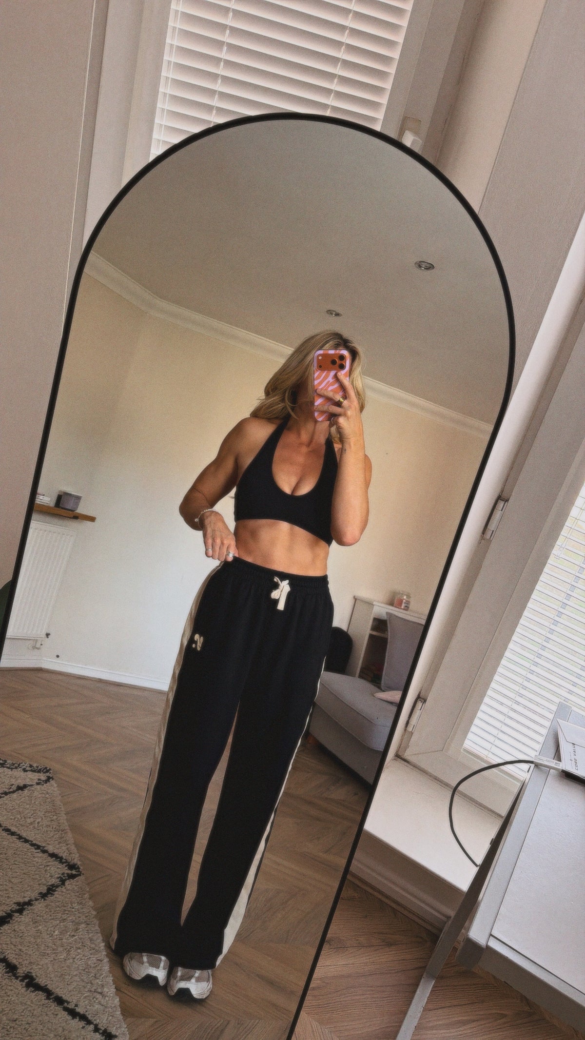 HALTERNECK SPORTS BRA